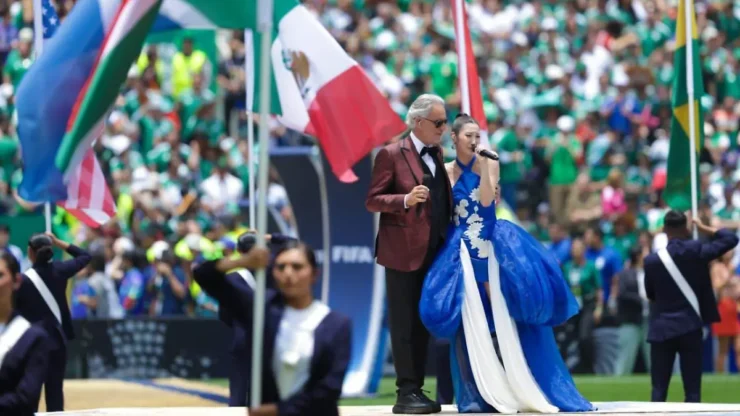 Tenore Andrea Bocelli e la cantante Ejae performano alla cerimonia di apertura dei mondiali 2026, cr. elsoldemexico