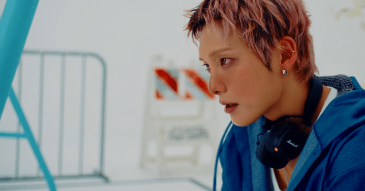 JUNHEE nel MV di LA LA LA LUNE